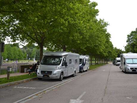 AIRE D'ACCUEIL DE CAMPING CARS - PORT D'EPINAL AIRE D'ACCUEIL DE CAMPING CARS - PORT D'EPINAL