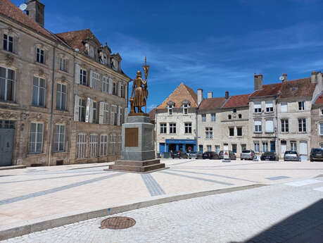 VISITE GUIDÉE - DÉAMBULATION COMMENTÉE DANS LE CENTRE HISTORIQUE VISITE GUIDÉE - DÉAMBULATION COMMENTÉE DANS LE CENTRE HISTORIQUE