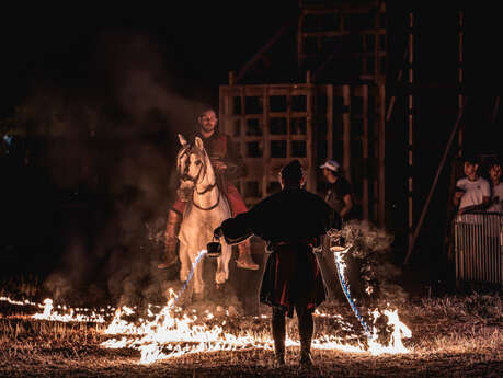Spectacle équestre et pyrotechnique au coeur de l'amphithéâtre