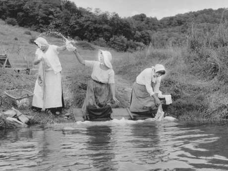 Village 1900 - grande lessive et et folklore