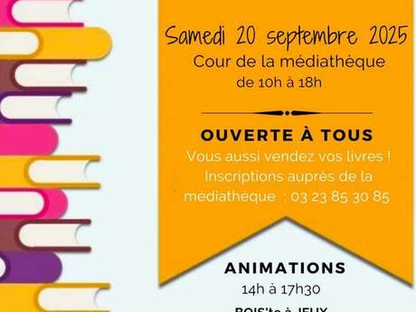 Brocante de livres d'occasion dans la cour de la médiathèque.