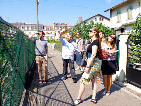 Guided tour of the workers' district