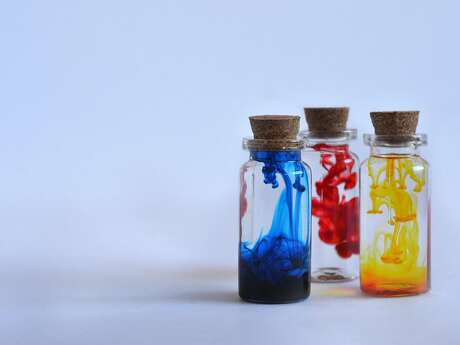 Auf Entdeckungsreise zu den Farbstoffen: Chemisches Experiment und Geschichte