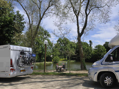 Aire d'accueil camping-car Sationnement Magnac-Bourg