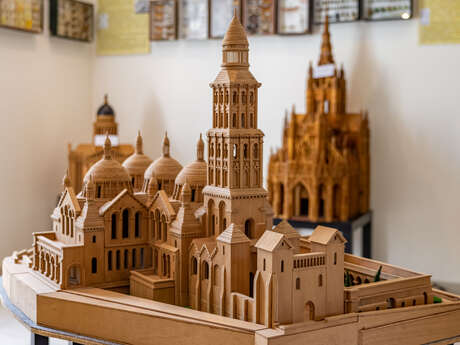 Musée du patrimoine en miniatures et collection de papillons