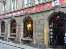 Le Café du coin d'en bas de la rue du bout de la ville d'en face du port... La Java