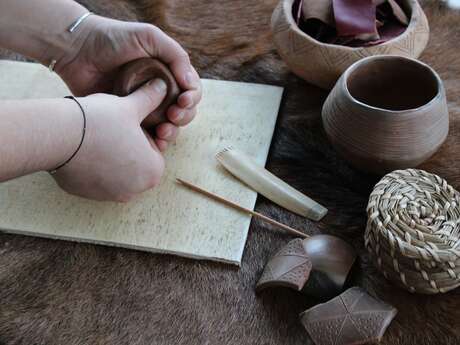 Atelier poterie : le néo au creux des mains