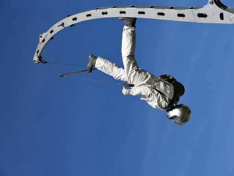 Gargarine is not dead - Cies Les Sanglés & En corps en l’air - Théâtre de rue Antigravitationnel