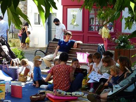 Lecture au marché pour les enfants