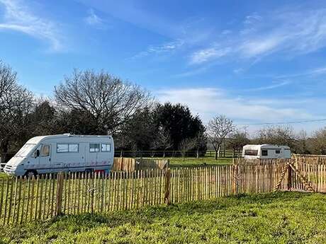 Aire de camping-cars à la ferme "Bio Cochon"