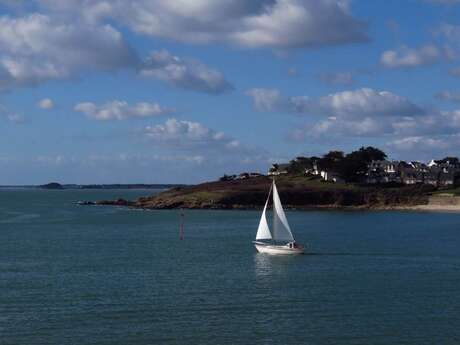 Appartement refait à neuf, en rez de jardin devant les bateaux