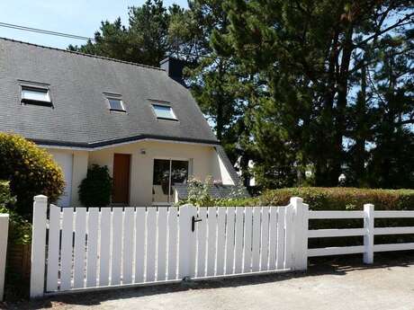 Maison tout confort avec jardin clos et arboré à moins de 100m de la plage de la Mine d'Or
