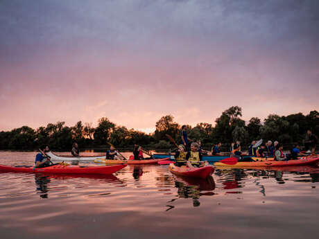 Balade nautique sur la Seine au coucher du soleil