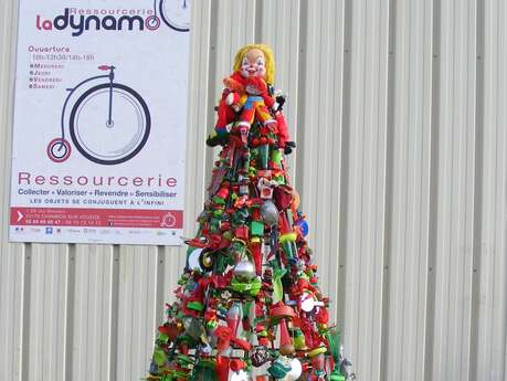 Décoration du sapin de Noël de la Dynamo avec Tracey Picapica