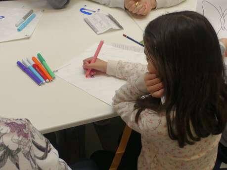 Confection d'un cerf-volant à Terres d'Oiseaux