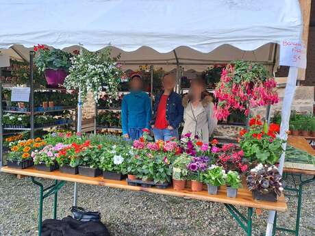 Vide grenier et marché aux fleurs