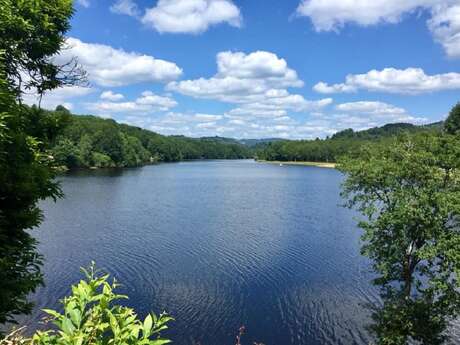 Le lac de Sainte-Hélène, à Bujaleuf Le lac de Sainte-Hélène, à Bujaleuf