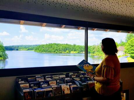 Découverte des archives à la Maison du Père Castor