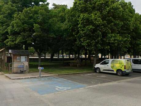 Aire de pique nique - Place de Lussac-les-Châteaux