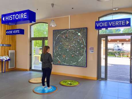 Espace scénographique en gare de Châlus