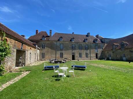 CHATEAU DE GRANDSAGNE    NUITE POSSIBLE & PETIT DEJEUNER INCLUS