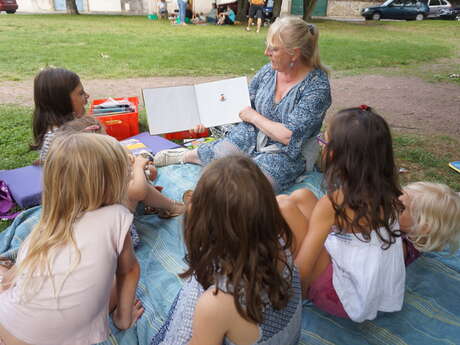 Lire dans l'herbe