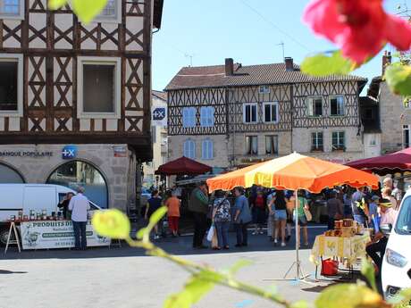 Marché hebdomadaire à Saint-Léonard de Noblat