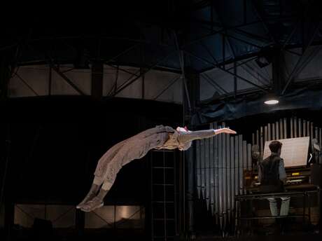 Cirqu'en Bus pour le spectacle Strano du Cirque Trottola