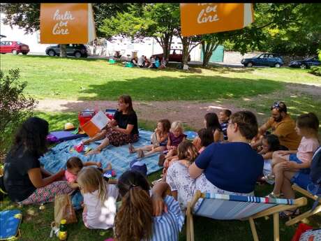 Lire dans l'herbe
