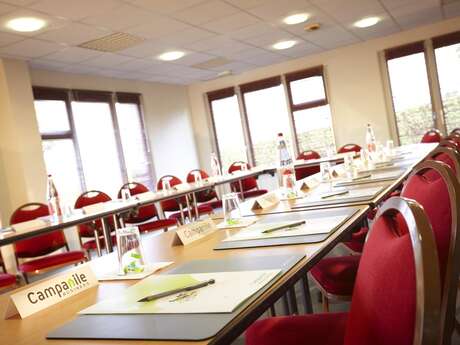 Hôtel Restaurant Campanile : salles de réunion