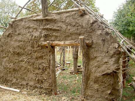 Démonstration "Construire une maison néolithique"