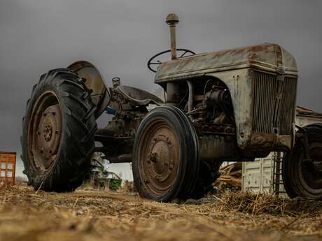 Défilé de vieux tracteurs à Azay-le-Brûlé