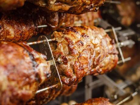 Repas cochon à la broche au feu de bois et thé dansant