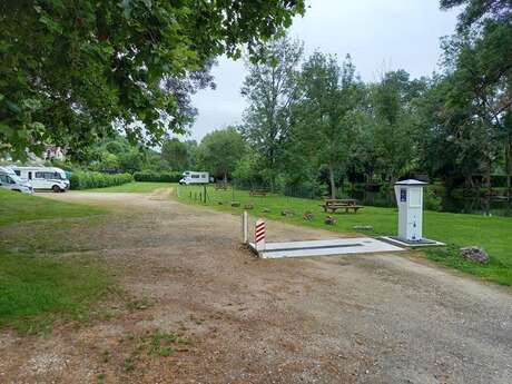 Aire de stationnement et services - Les Roches-L'eveque