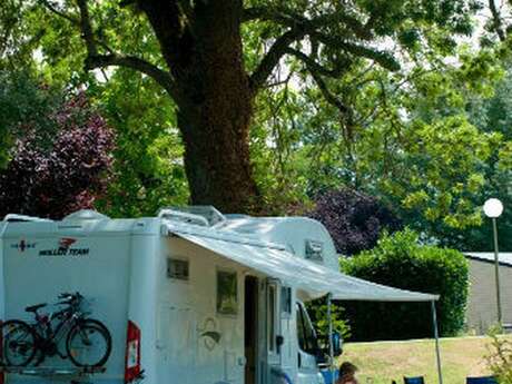 Aire camping-cars au Camping Au Coeur de Vendôme