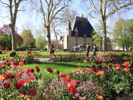 Conférence - le monde floral au service du patrimoine Vendômois à Vendôme