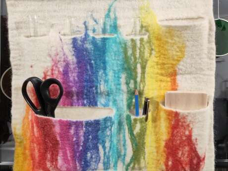 Atelier laine feutrée : vide poche à suspendre à Boursay