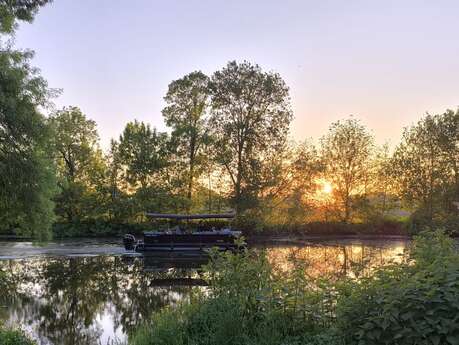 Croisière Fluviale à Bord du BLACK BOAT - Anjou Nautic
