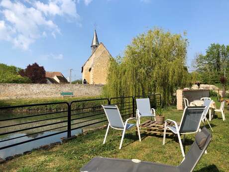 A côté de l'Eglise