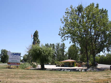 AIRE DE CAMPING-CAR À L'OASIS DE LA ROSÉE