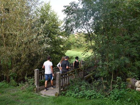 CIRCUIT PÉDESTRE LE SENTIER DES CLAIRES FONTAINES CIRCUIT PÉDESTRE LE SENTIER DES CLAIRES FONTAINES