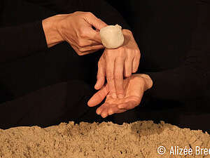 Grain de sable : théâtre de matière