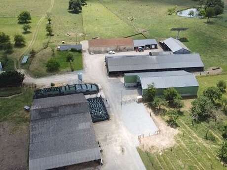 AIRE DE STATIONNEMENT CAMPING-CAR À LA FERME