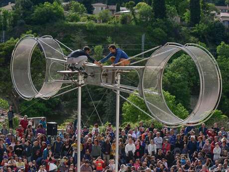 Plantez-là ! Festival à Assier : spectacle 78 Tours, cie La Meute