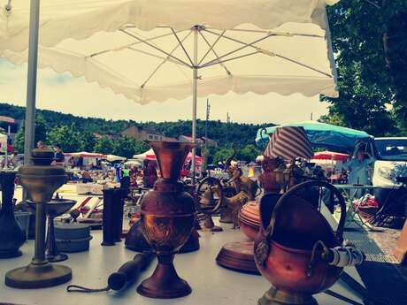 Vide-grenier et Marché aux fleurs à Anglars-Juillac