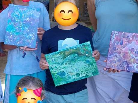 Initiation à la peinture acrylique abstraite. Thème pouring pour enfants