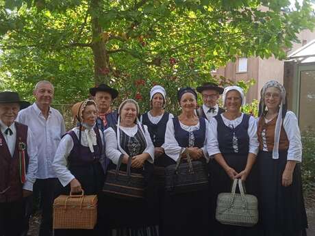 Déambulation de groupes folkloriques dans Collonges-La-Rouge