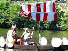 Course de barques traditionnelle en bois