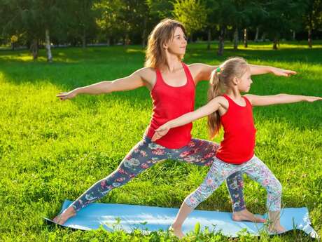Yoga duo parent / enfant à la ferme