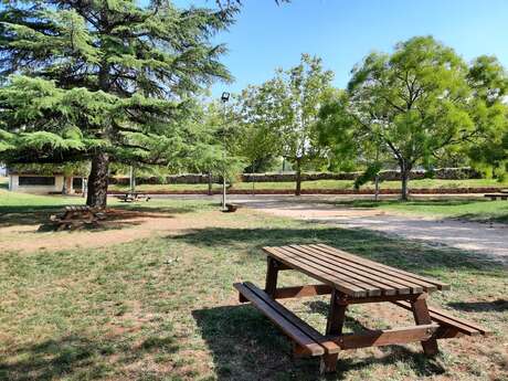 Halte et aire de pique-nique du terrain de pétanque